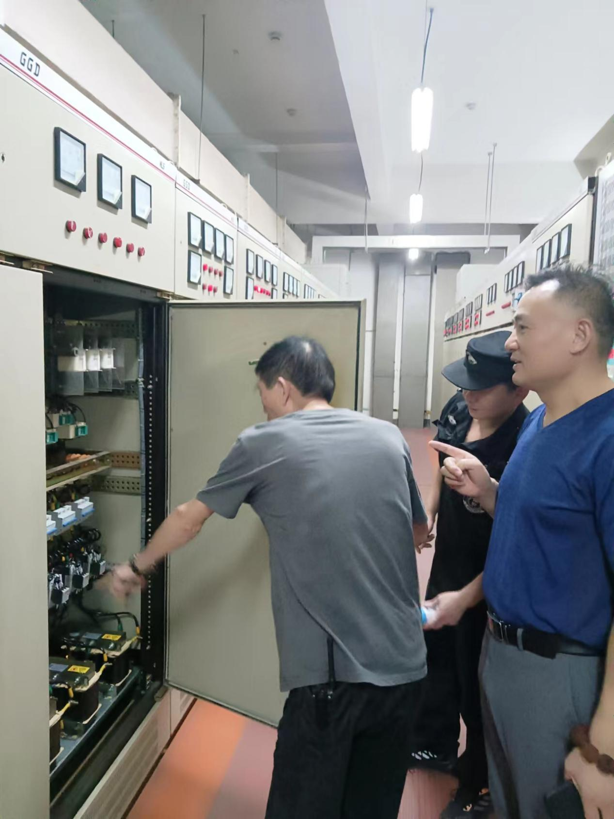 当好商城安全“守夜人”！钱江商城开展安全夜查行动