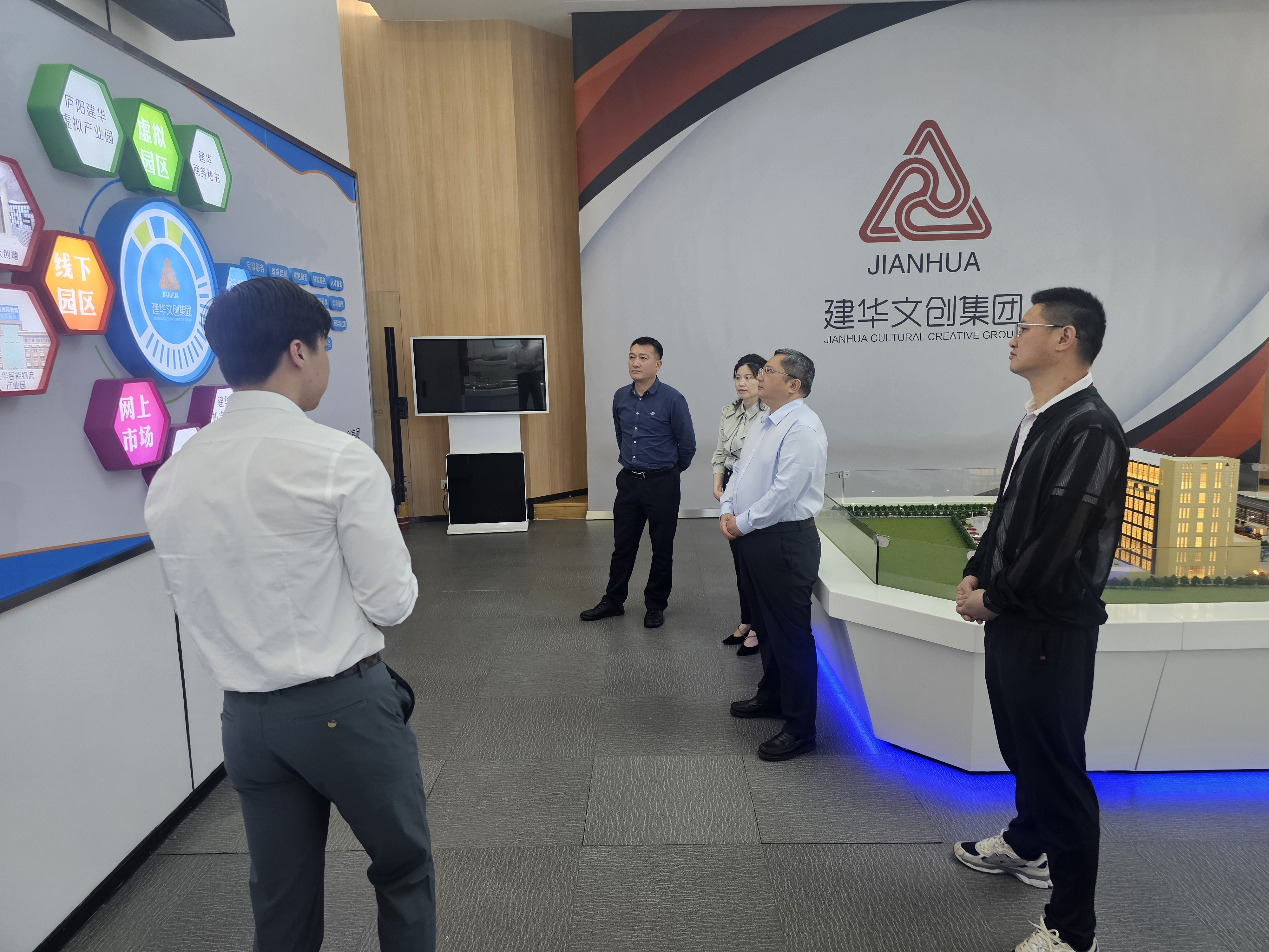 贵溪市人民政府市长、经开区书记潘磊一行莅临WPK(微扑克)文创集团考察调研