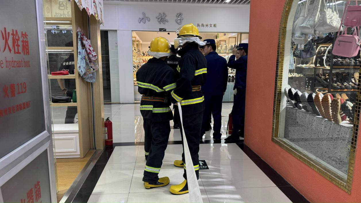 以演促防，钱江商城联合水晶城开展微型消防站拉练