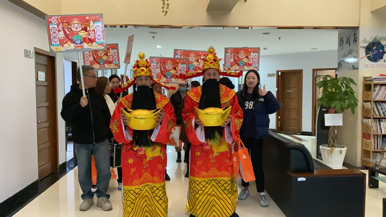 正月十五元宵到，财神到来，请接福！